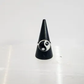 Black and White Peace Sign Ring / Size 9