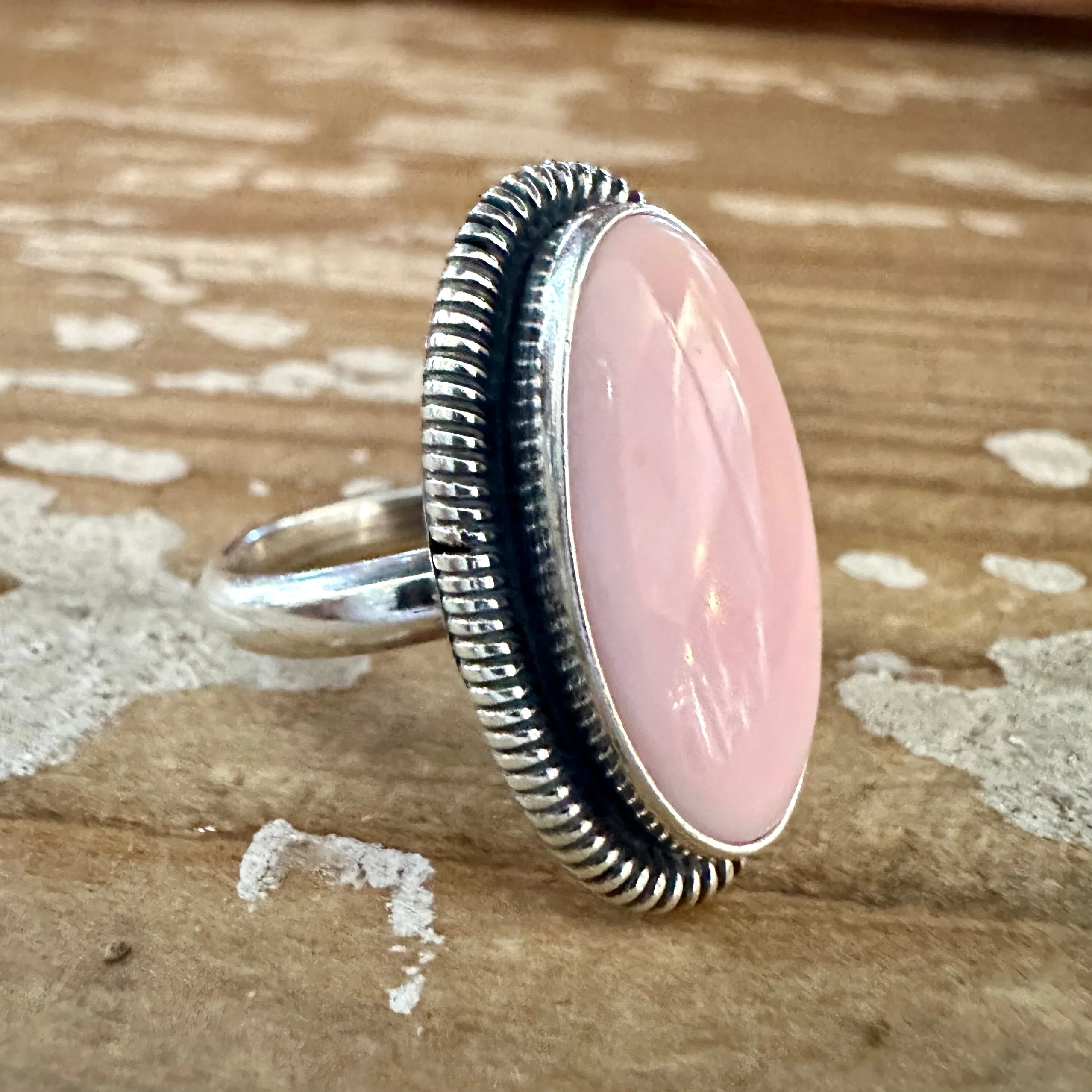 BEACH LOVE Pink Conch Shell and Sterling Silver Oval Ring • Size 6 1/4" Adjustable