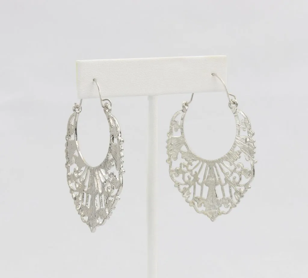 Hoop earring with solid decorative plate design